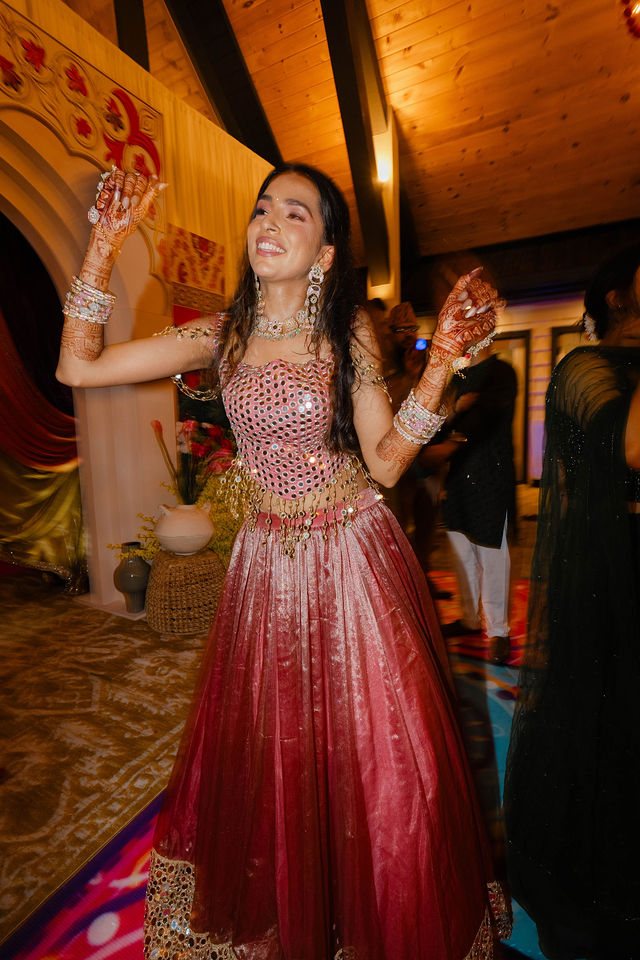 Khyati dancing in a rose-coloured outfit at the Mehndi