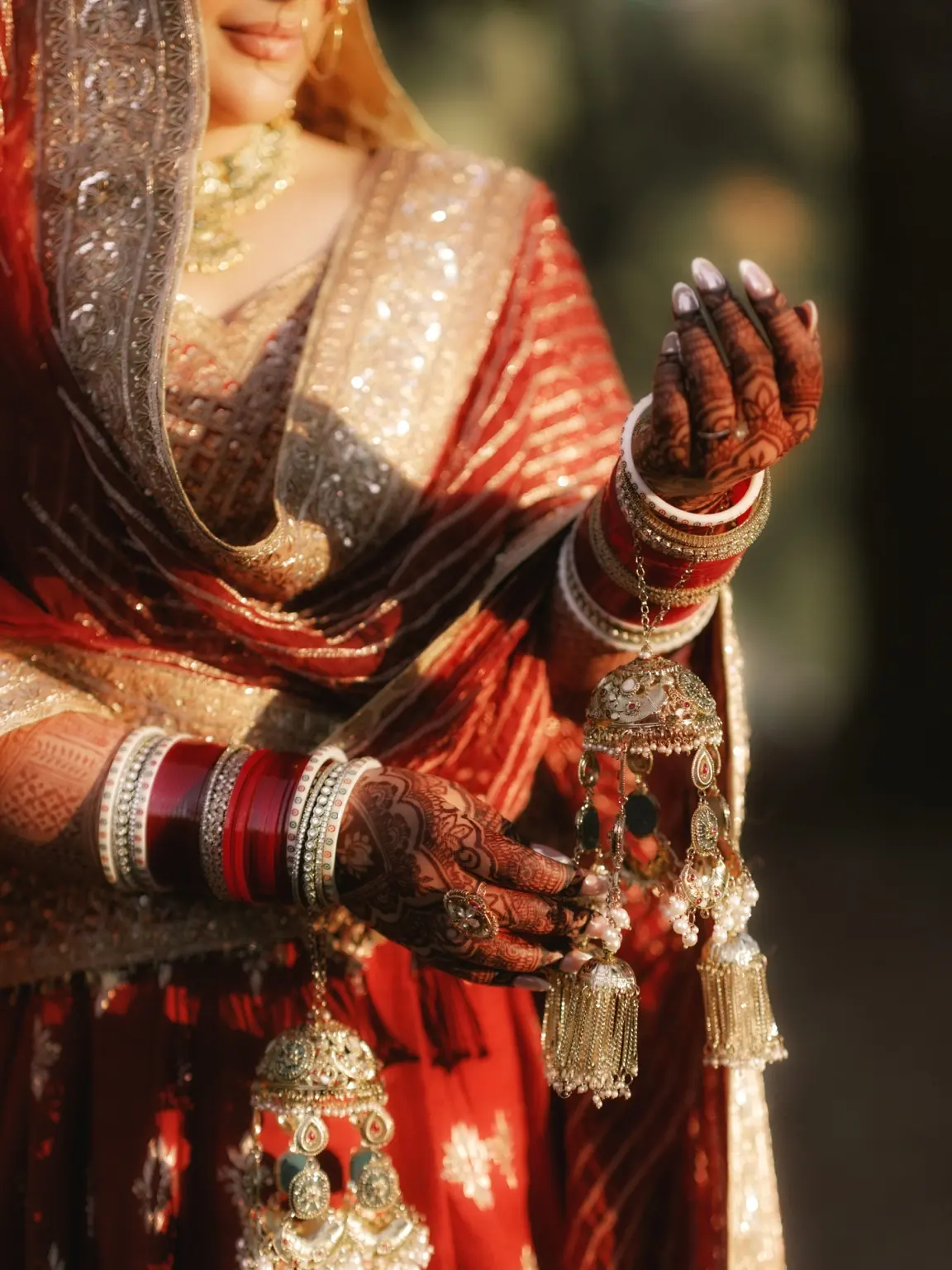 Mehndi, chooda and gold kaleere in Ramandeep’s bridal details