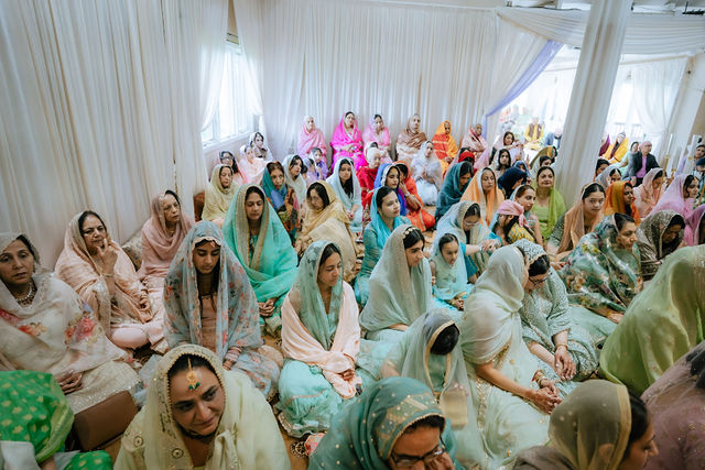 Family and guests gathered for Sakhi and Amitoj’s Sikh wedding