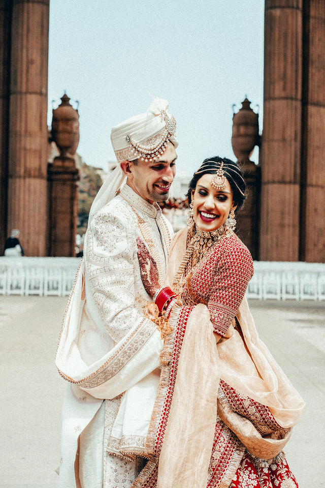 Vishalli and Lewis together under the arch